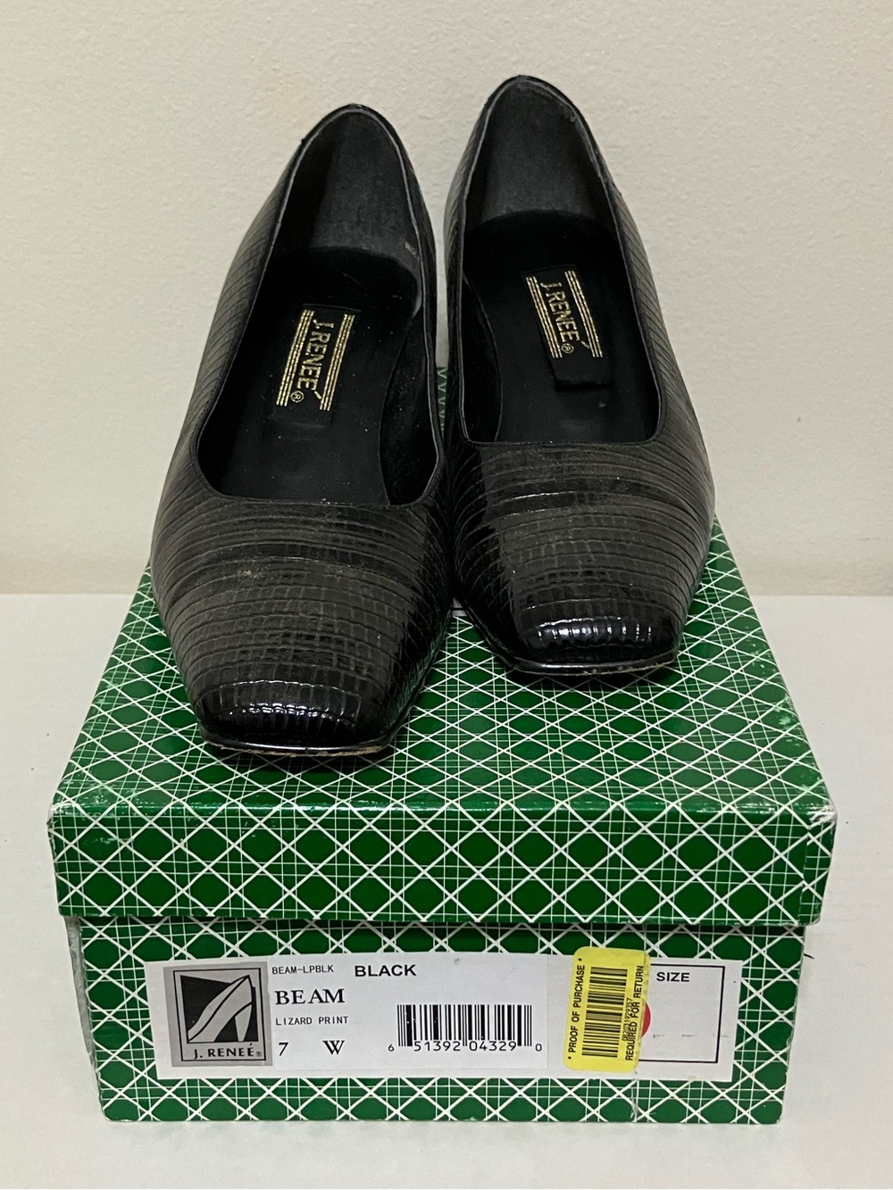 J Renee Beam Lizard Print Black
Size 7 W Gold Trim Shoes
Womens Shoes